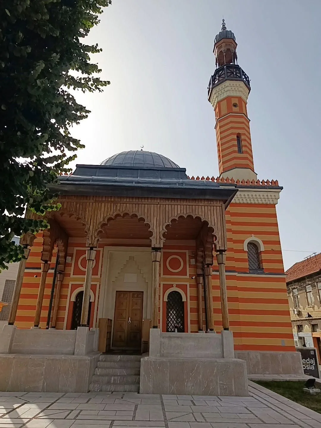 Fasada Behram-begove Šarene džamije sa munarom